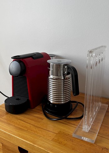 Nespresso Kırmızı Kahve Makinesi ve Süt Köpürtücü