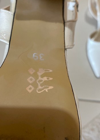 Beyaz Tokalı Stiletto Kadın Topuklu Ayakkabı - Görsel 2