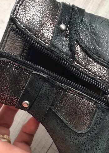 Zincir Detaylı Siyah Deri Kız Botları - Görsel 3