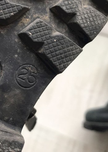 Zincir Detaylı Siyah Deri Kız Botları - Görsel 2