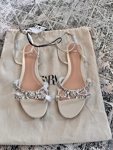 Zara taşlı sandalet