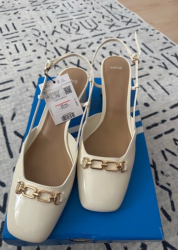 Mango Zincir Detaylı Beyaz Topuklu Ayakkabı