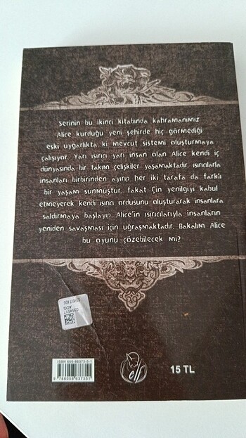  Öldüren Aynanın İçinden Alice Harikalar Diiyarında 2 kitap ' Mai