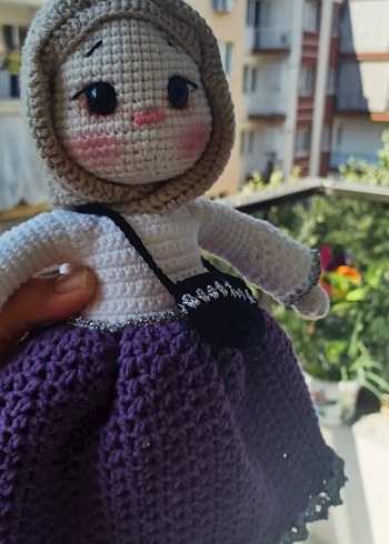 Mor etekli ve kapüşonlu el örgüsü bebek