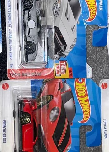 Hot Wheels Gri Toyota Supra ve Kırmızı Porsche 911 GT3