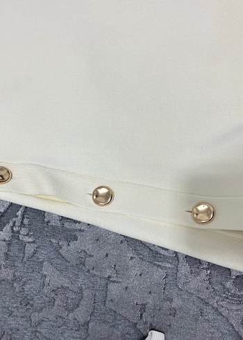 Beyaz Bebek Önlüğü Metal Düğmeli - Görsel 3