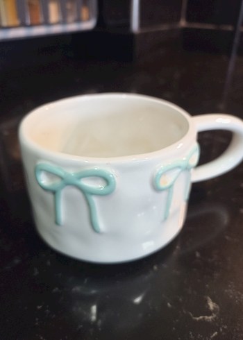 Fiyonk Detaylı Beyaz Seramik Kupa - Görsel 2