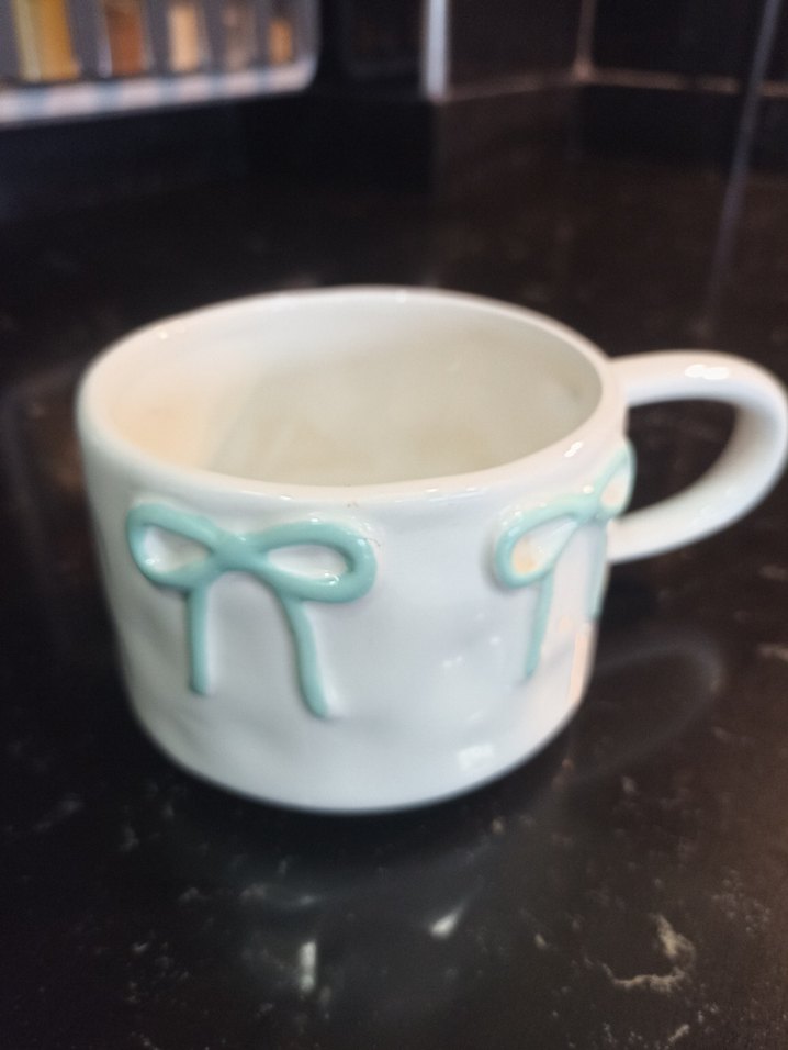 Fiyonk Detaylı Beyaz Seramik Kupa - Görsel 2