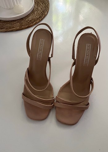 Bej Minimalist İnce Topuklu Kadın Sandalet