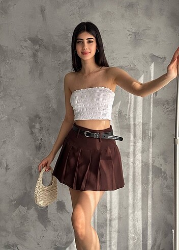 Kemerli kendinden şortlu pileli etek??