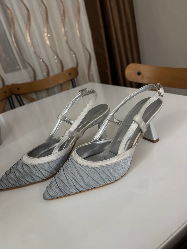 Gri Pilili topuklu ayakkabı - Görsel 2
