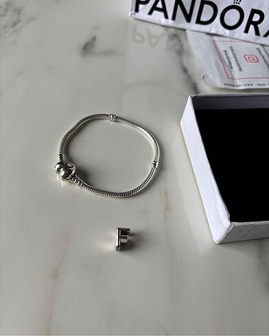 F harf Charm