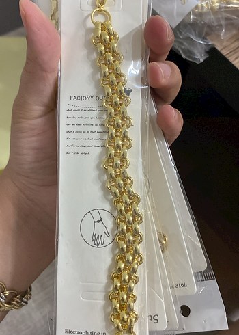 Zincir Detaylı Parlak Altın Rengi Bileklik