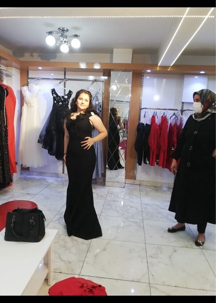 Siyah gece elbisesi - Görsel 3