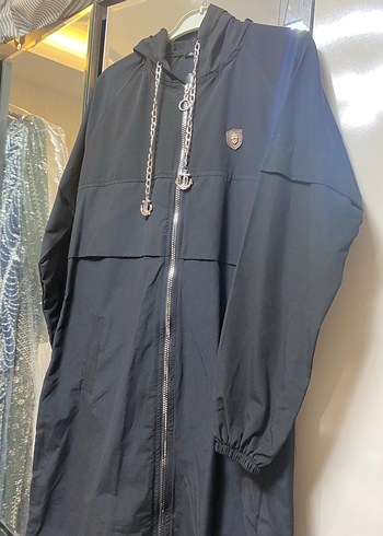 Zincir Detaylı Siyah Kadın Uzun Yağmurluk - Görsel 4