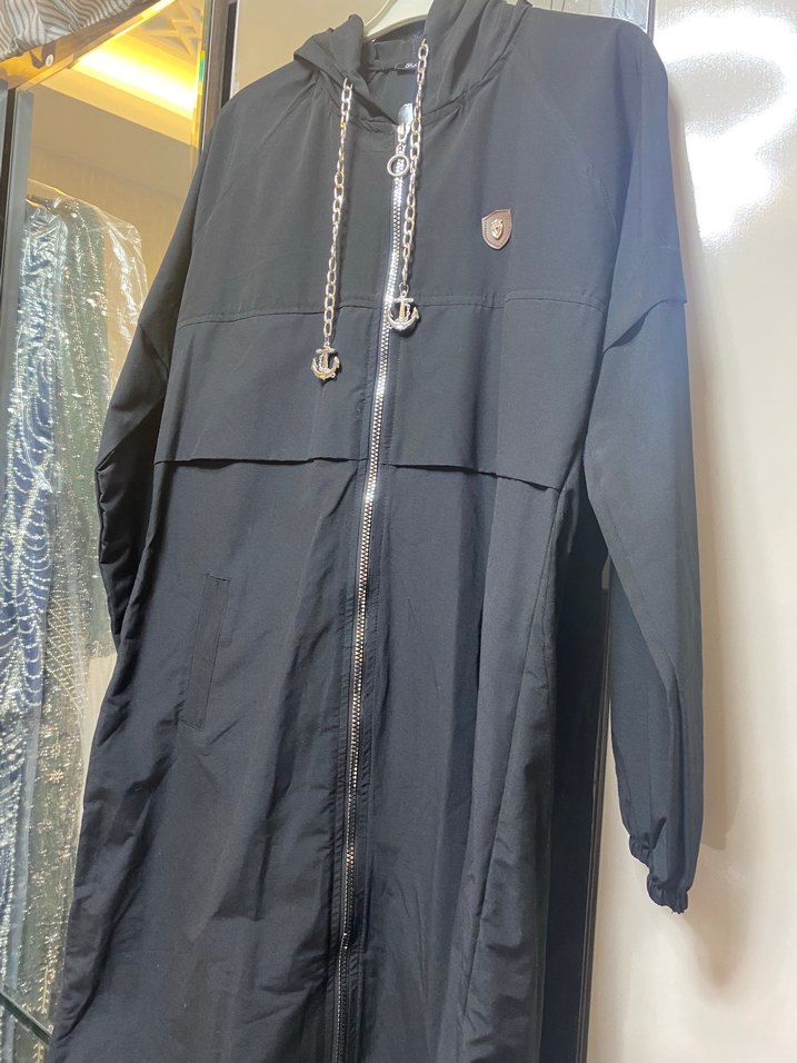 Zincir Detaylı Siyah Kadın Uzun Yağmurluk - Görsel 3