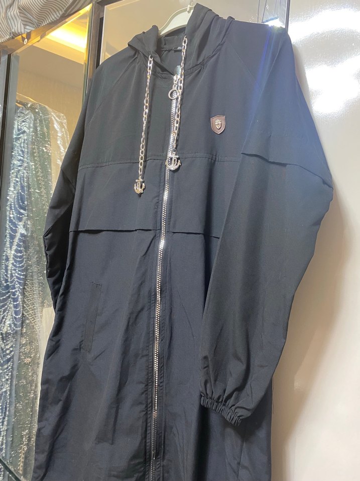 Zincir Detaylı Siyah Kadın Uzun Yağmurluk - Görsel 4