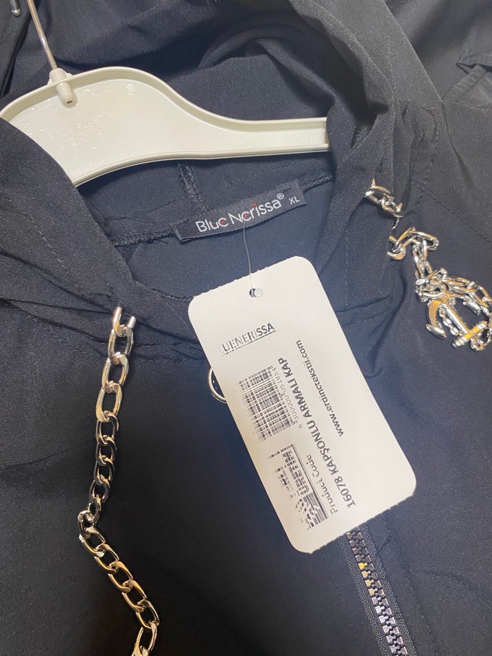 Zincir Detaylı Siyah Kadın Uzun Yağmurluk - Görsel 5