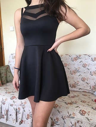Siyah tül detaylı elbise