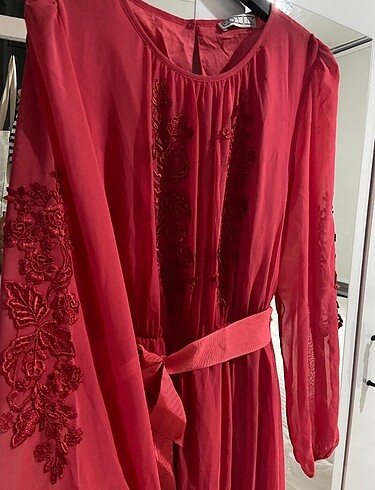 Gül detaylı kırmızı elbise