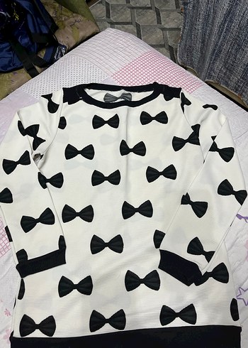 LC Waikiki Kızlar için Siyah Fiyonk Desenli Beyaz Sweatshirt