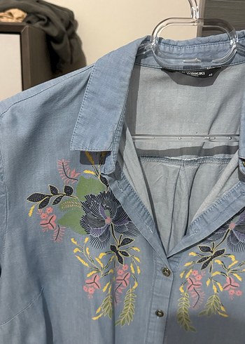 42 Beden Nakışlı Mavi Denim Gömlek