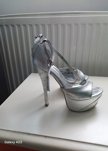 Gri Parlak Metal Topuklu Kadın Ayakkabı - Görsel 3