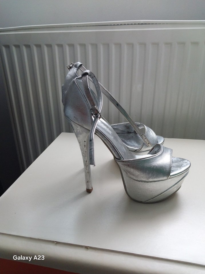 Gri Parlak Metal Topuklu Kadın Ayakkabı - Görsel 3