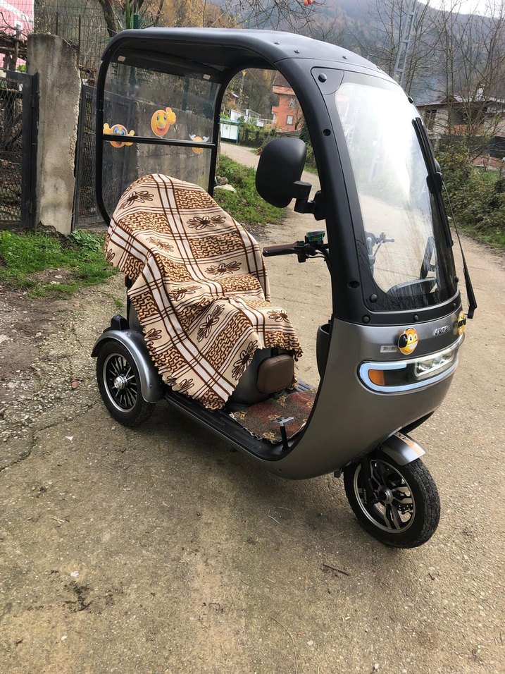 Gri Kapalı Üç Tekerlekli Bisiklet - Görsel 4