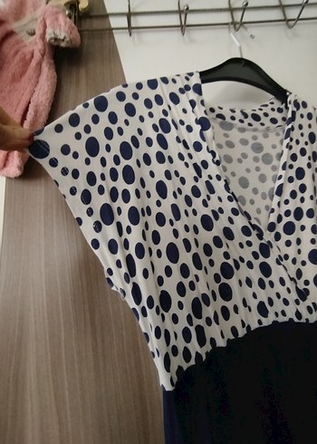 V Yaka Kısa Kollu Midi Elbise - Görsel 2