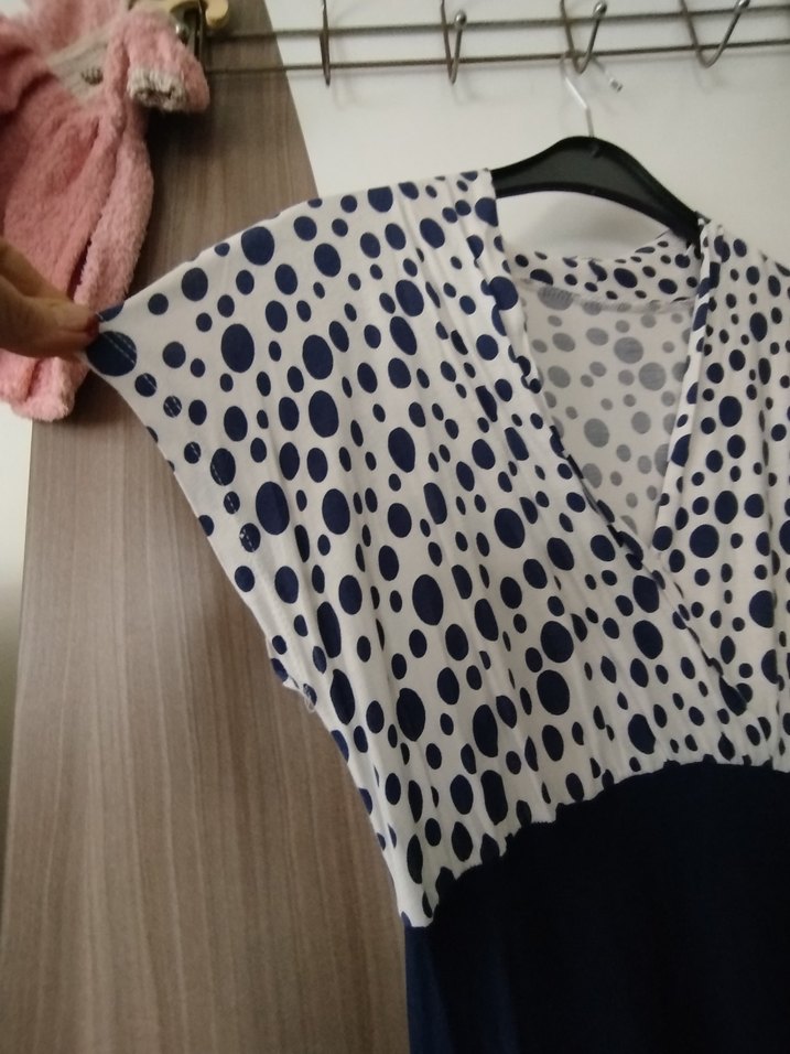 V Yaka Kısa Kollu Midi Elbise - Görsel 2