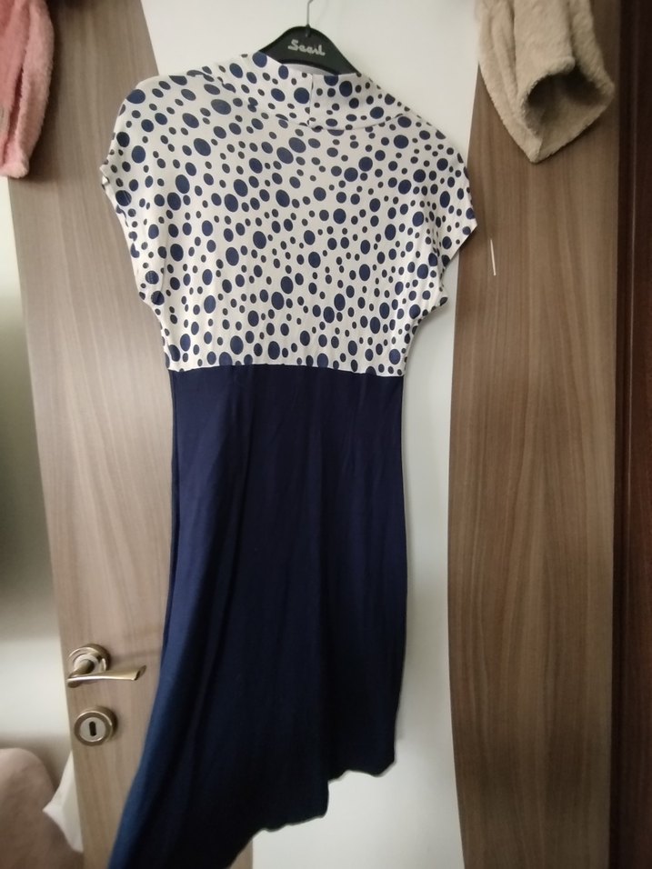 V Yaka Kısa Kollu Midi Elbise - Görsel 3