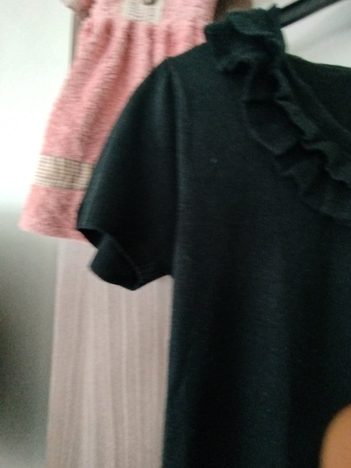 Kısa Kollu Siyah Fırfırlı güller  Kadın Bluz - Görsel 3