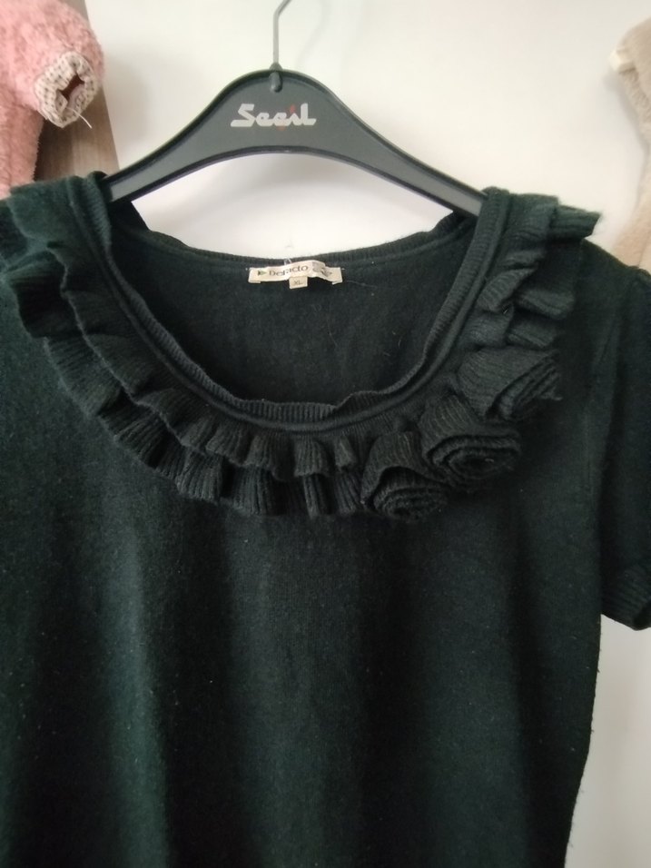 Kısa Kollu Siyah Fırfırlı güller  Kadın Bluz - Görsel 2