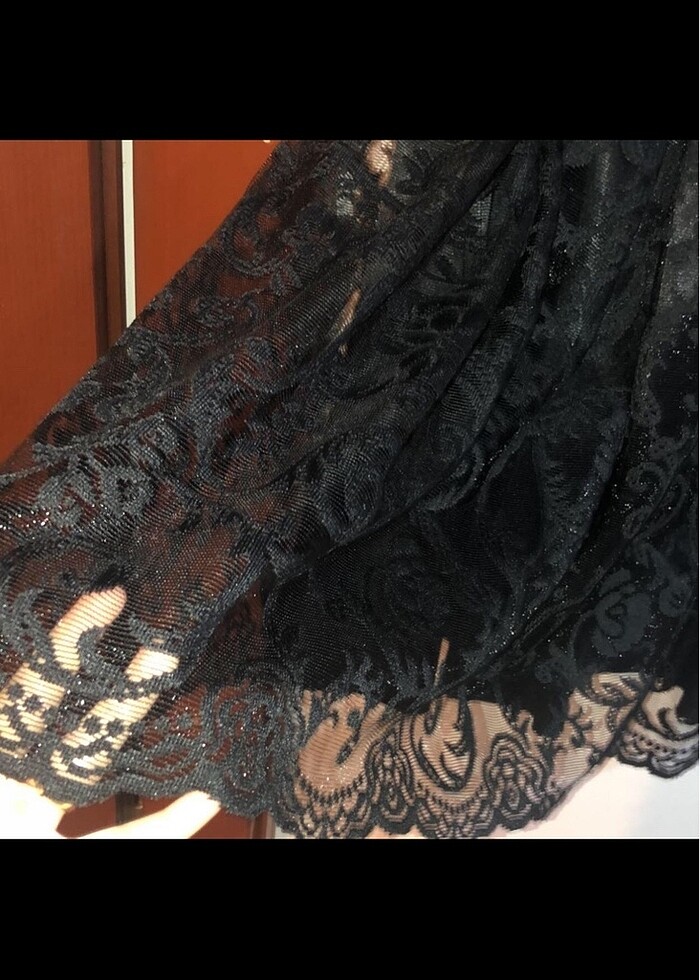 Siyah üzeri fistolu gece elbisesi - Görsel 4