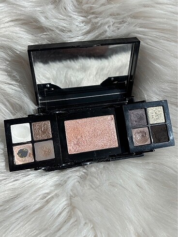 Beden Bobbi Brown Caviar And Oyster Palette