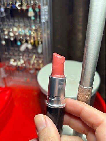 Beden MAC Amplified Brick-O-La Lipstick