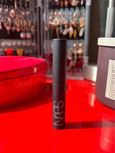  Beden Nars Pure Matte Lipstick Amsterdam