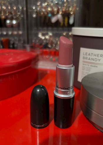 Beden MAC Mehr Matte Lipstick