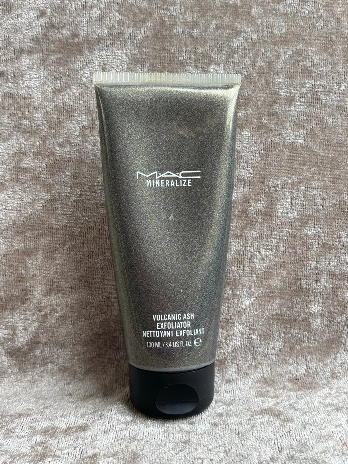 MAC Volcanic Ash Exfoliator Yüz Temizleyici - Görsel 2