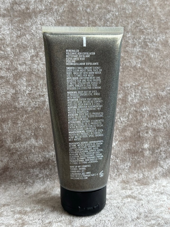 MAC Volcanic Ash Exfoliator Yüz Temizleyici - Görsel 3