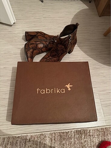 FABRİKA TOPUKLU BOT