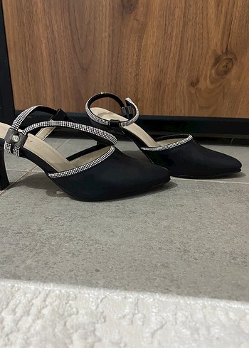 Siyah Yılan Desenli Tokalı Stiletto