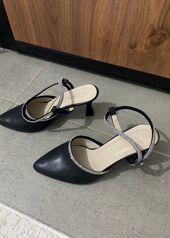 36 Beden Siyah Yılan Desenli Tokalı Stiletto