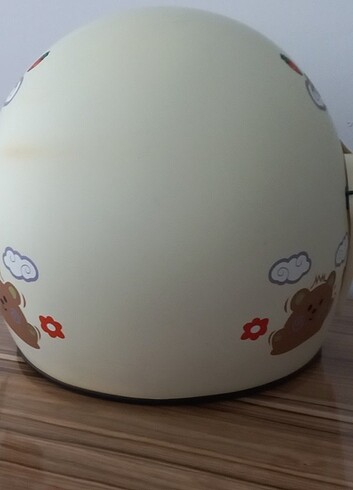 Sıfır kask vizöründe eğilme oluşmuş ve üzerinde renk değişikliği - Görsel 3