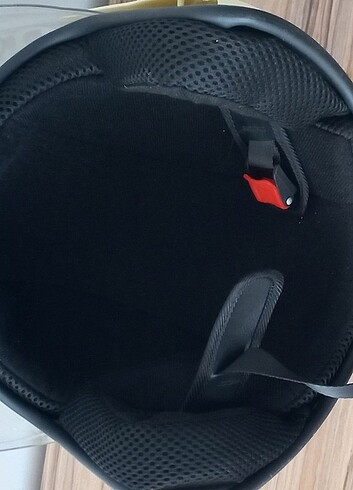 Sıfır kask vizöründe eğilme oluşmuş ve üzerinde renk değişikliği - Görsel 5