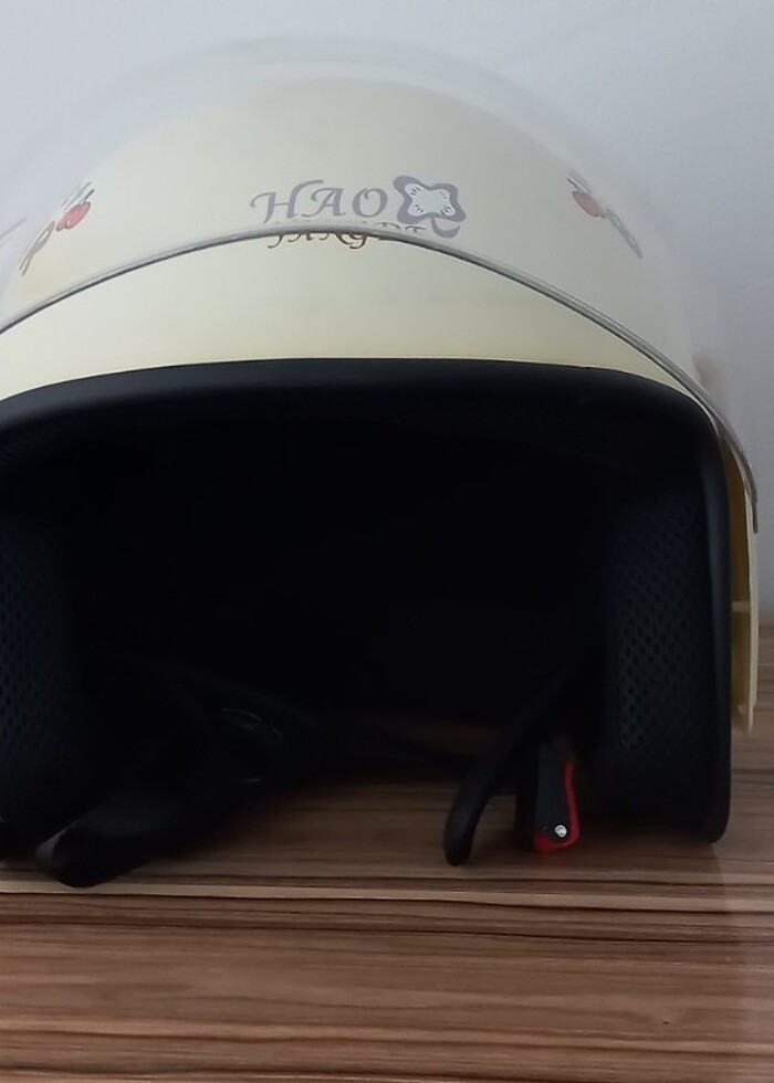 Sıfır kask vizöründe eğilme oluşmuş ve üzerinde renk değişikliği - Görsel 2