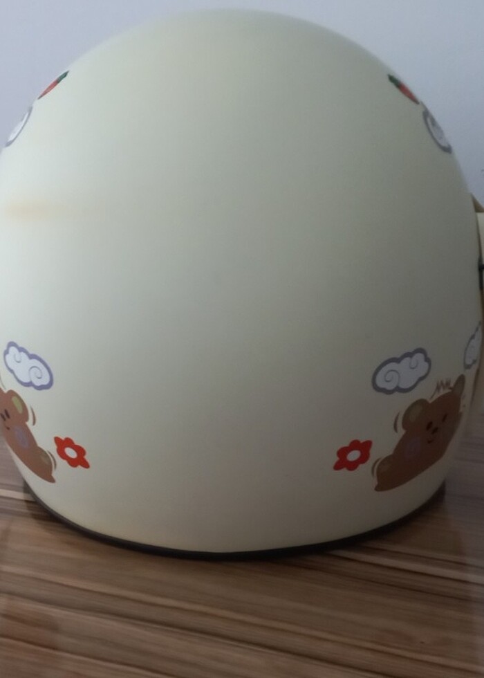 Sıfır kask vizöründe eğilme oluşmuş ve üzerinde renk değişikliği - Görsel 3