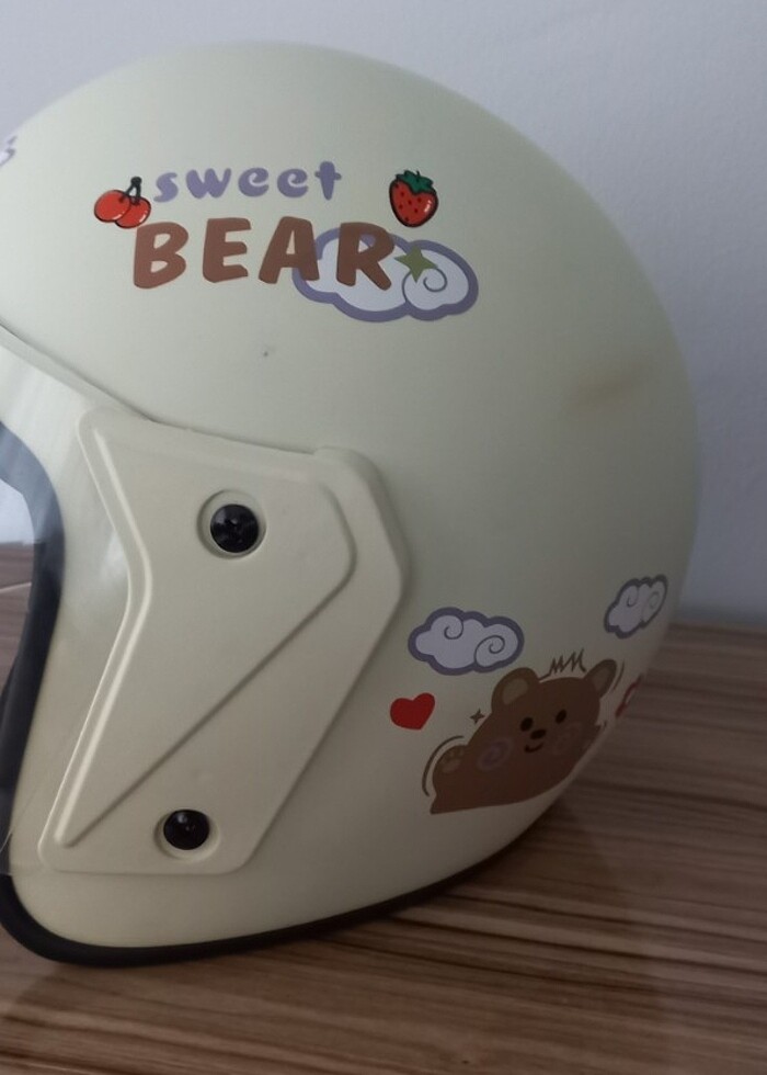 Sıfır kask vizöründe eğilme oluşmuş ve üzerinde renk değişikliği - Görsel 4