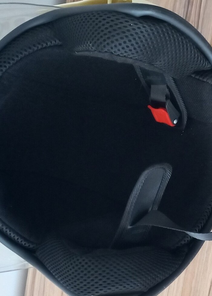 Sıfır kask vizöründe eğilme oluşmuş ve üzerinde renk değişikliği - Görsel 5